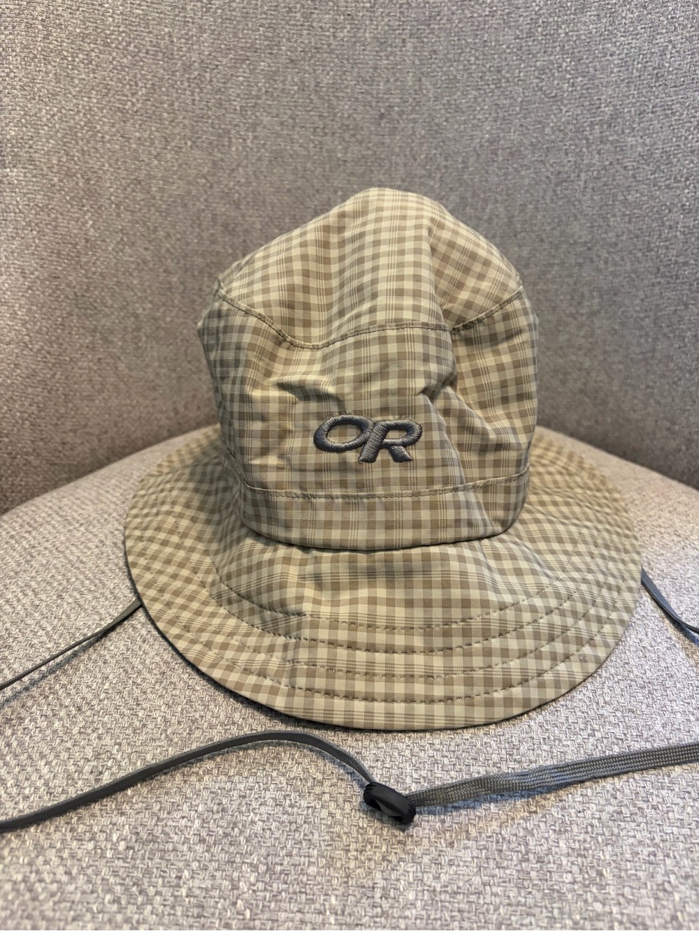 OUTDOOR RESEARCH - size large Lightstorm
Bucket Hat in gingham plaid pattern